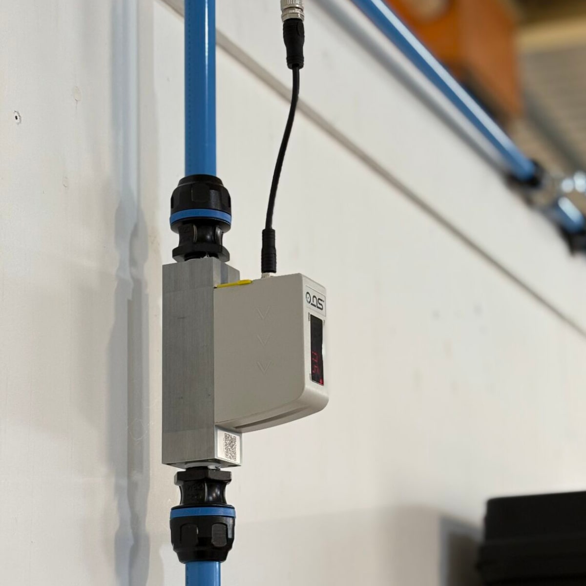 S418-V installed in-line, designed for direct measurement of flow rate and pressure in vacuum applications.