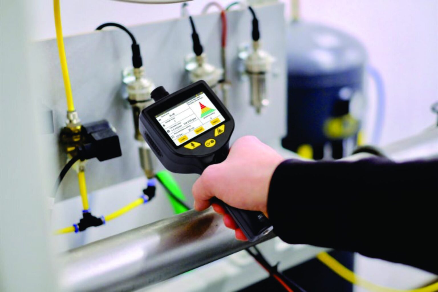 Portable industrial compressed air quality analyzer measuring on a distribution line